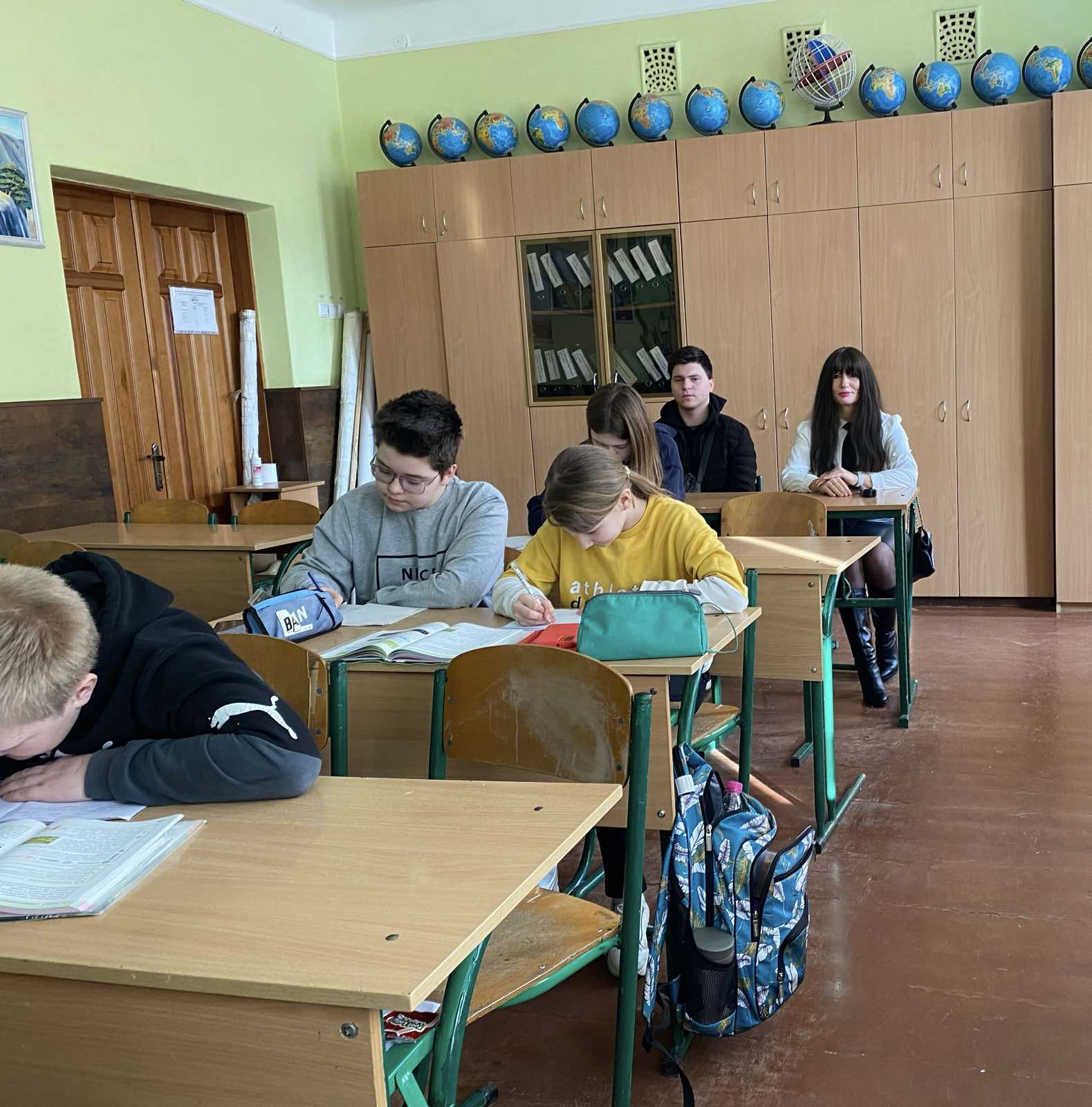 Учні активно працюють над записами у зошитах